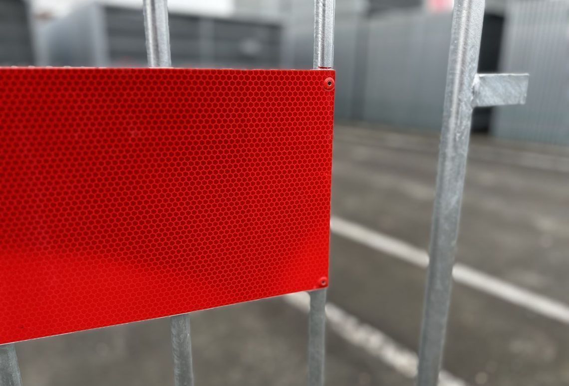 Dranghek 18 spijlen | Bevestiging popnagel rood