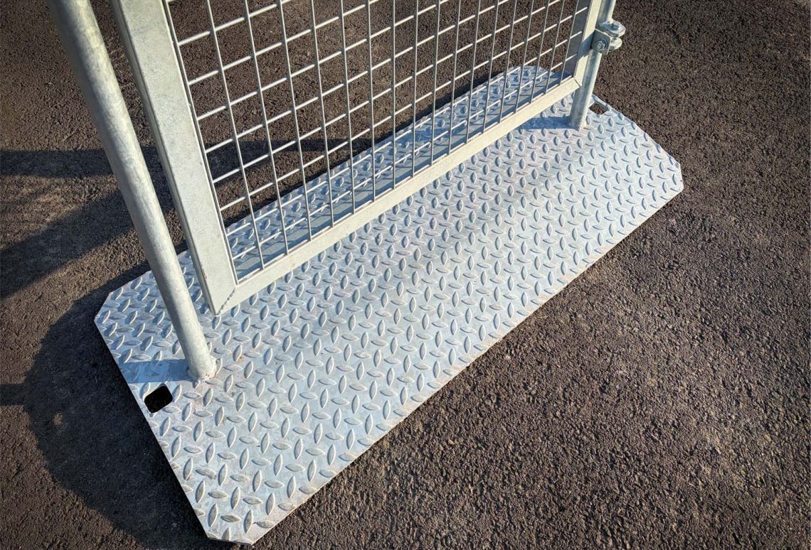 Bouwhek Poort | detail foto voetplaat tegen struikel gevaar.