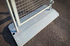 Bouwhek Poort | detail foto voetplaat tegen struikel gevaar.