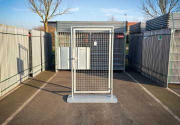 Bouwhek vluchtpoort met schild voor slotkas