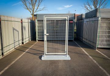 Tijdelijke inlooppoort voor bouwhekken voorzien van een slotkast, zichtplaat en vlakke voetplaat tegen struikelen.