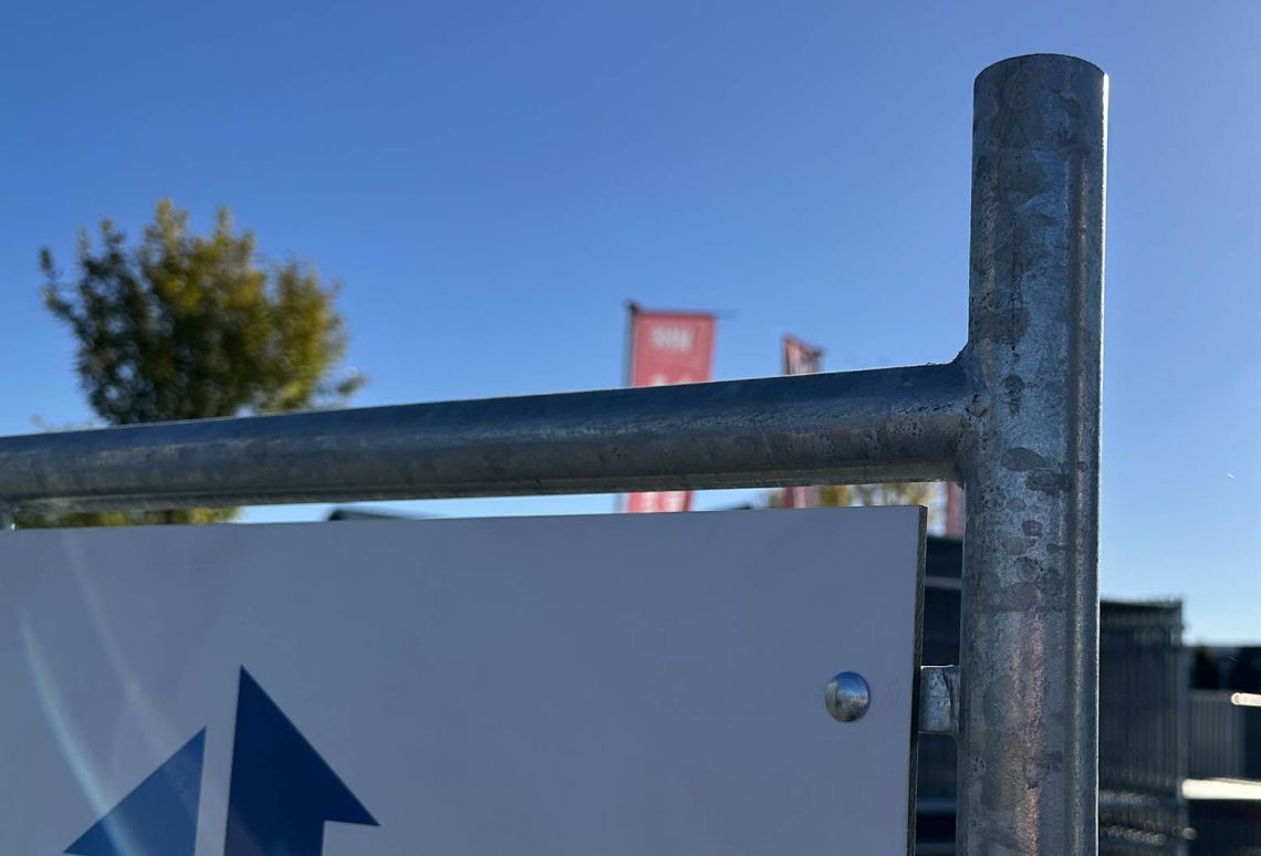 Reclame frame met bord - bevestiging