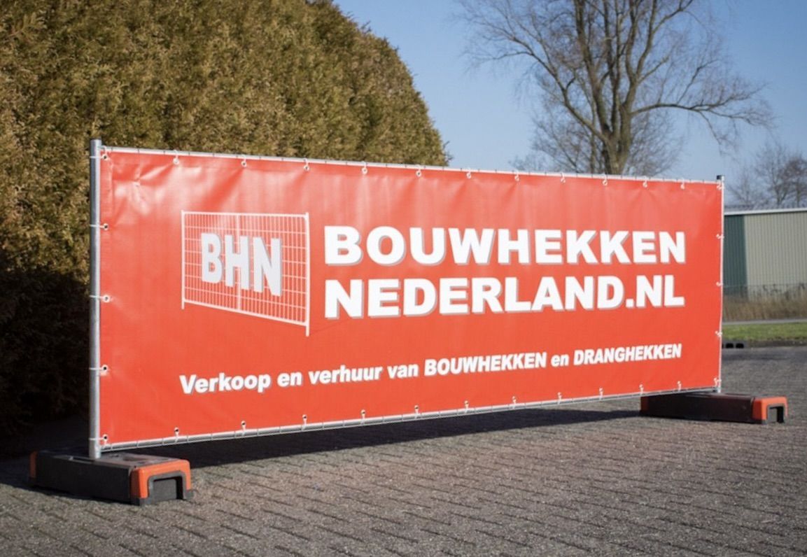 Gepersonaliseerde branding op bouwhekken