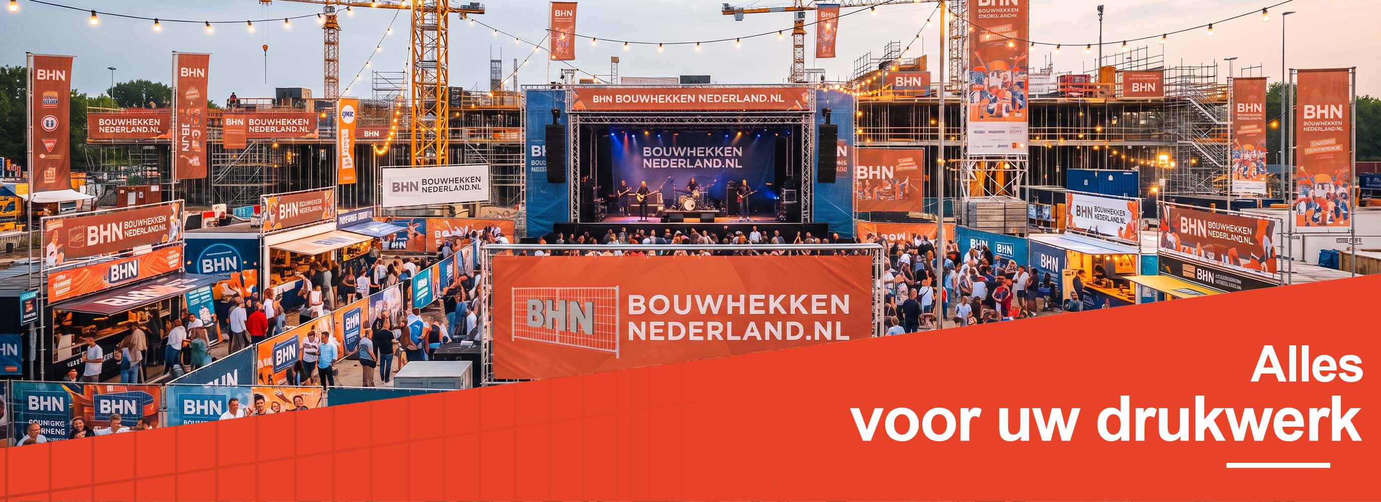 Bouwhek banner met festival branding en bedrijfslogo voor evenementen.