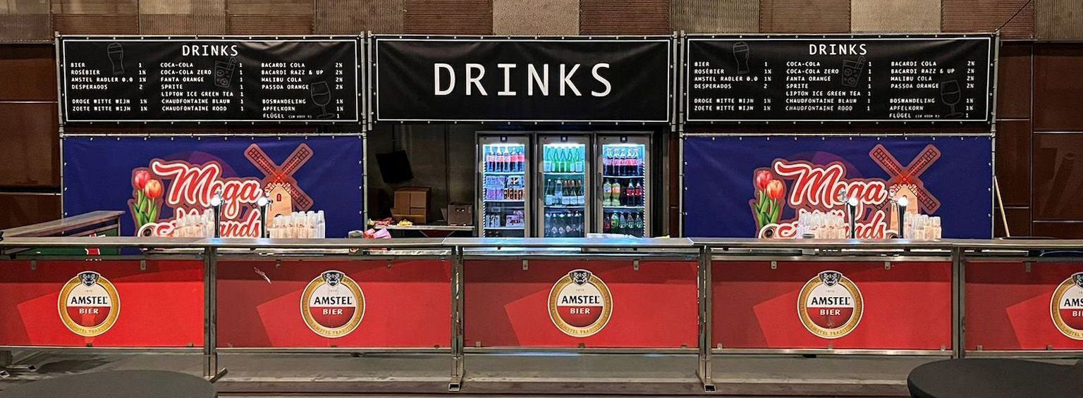 Voorbeeld bar evenement met bedrukte banners